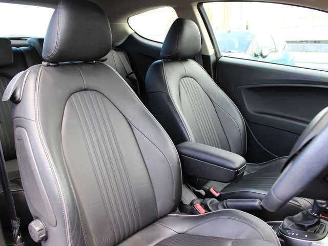 ■ブラックレザーシート 使用感が一番出る運転席側シート。ご覧のようにきれいな状態となっております。詳しくはフリーコール 0078-6002-080898まで。