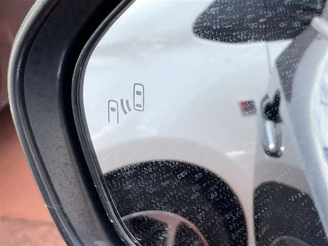 【ブラインドスポットモニター】隣の車線を走る車をレーダーで検知。ドアミラーでは確認しにくい後方エリアの車を検知して、ドアミラーに搭載されたLEDインジゲーターが点灯して注意を喚起してくれます。