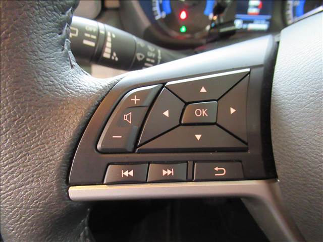 【ステアリングスイッチ】ハンドル左側のボタンで音量の調節、チャンネル変更が可能に。運転中でもナビまで手を伸ばさずに操作可能です。