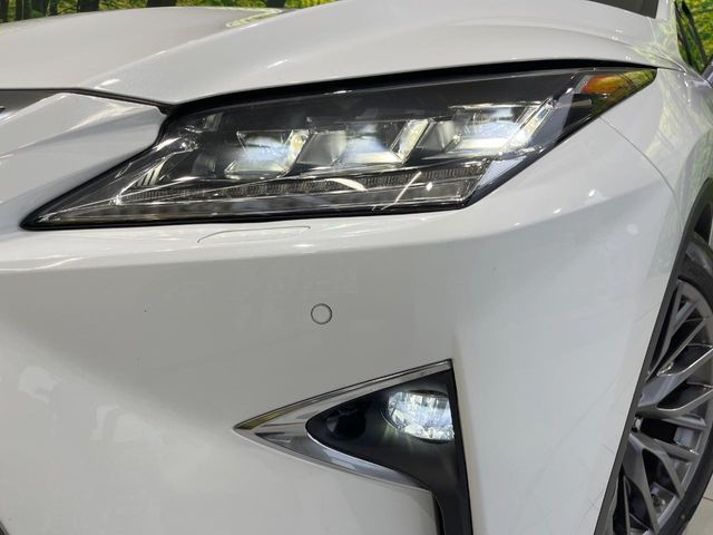 【三眼ＬＥＤヘッドライト】スタイリッシュな見た目の三眼ＬＥＤヘッドライトを装備♪スタイルだけでなく、夜間の走行も視界良好で安心してお乗りいただけます。