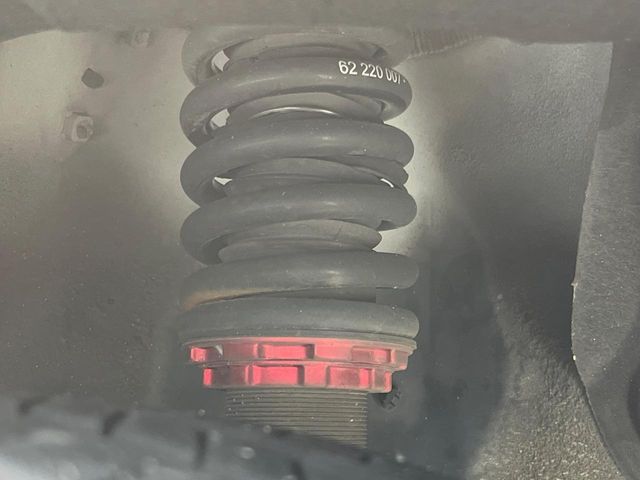 お車を安心してお乗りいただく為には、足回りの定期点検が欠かせません。サービスサポート（有償保証）では無料点検もご提供しており、安心のカーライフをお過ごしいただけるサポート体制が整っています。