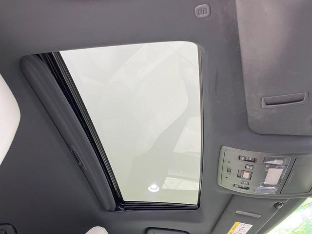 【サンルーフ】開放感たっぷりの希少装備、サンルーフが装着されています！車内に明かりを取り入れたり景色を楽しむ以外にも、車内の空気も簡単に換気できて快適です！