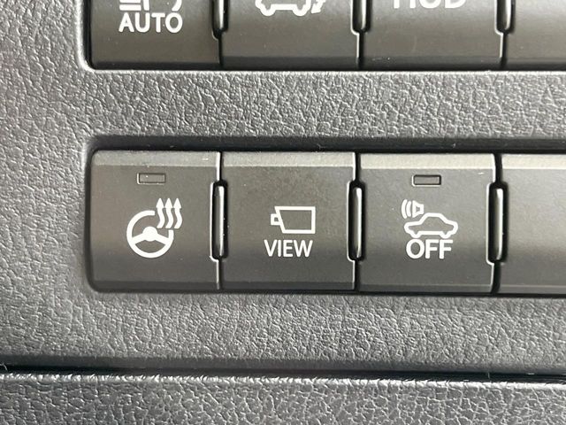 【ステアリングヒーター】冬場に冷たくなりやすい革巻きステアリングを、スイッチ一つで素早く適温に！エアコンよりも早く温まってくれるので、寒い日の運転も快適になりますね♪