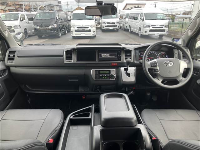 4WD/パワスラ/後席モニター/ベッドキット/エアロ/アルミ/LEDヘッドライト/スマートキー＆プッシュスタート/レザー調シートカバー/AC100V電源/ビルトインETC/ナビTV/コーナーセンサー/モデリスタグリル