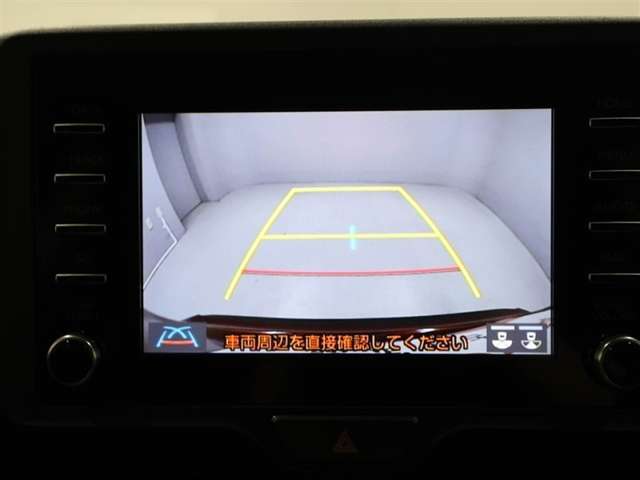 バックモニター装着車は後退時の強い味方です♪車庫入れや縦列駐車の際、後退操作の参考になるガイドラインをナビ画面に表示します。