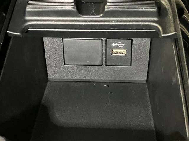 スマートフォンやお手持ちの機器のバッテリー残量が少なくなっても、運転中に充電ができるので安心ですね！
