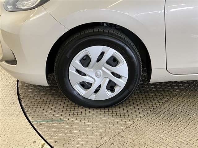 お洒落はやっぱり足元からですネ♪純正ホイールキャップが装着されております。
