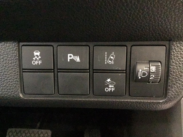 ★運転席の周りには手の届く範囲に、Hondaセンシング用のメインスイッチがついています。