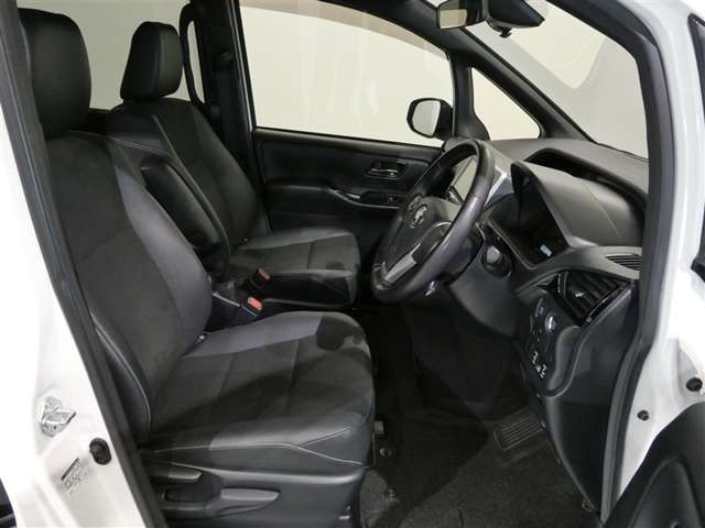 気になる汚れは「まるまるクリン」で解消！ 当社の中古車はシートを外して隅々までキレイにクリーニングしてあります。