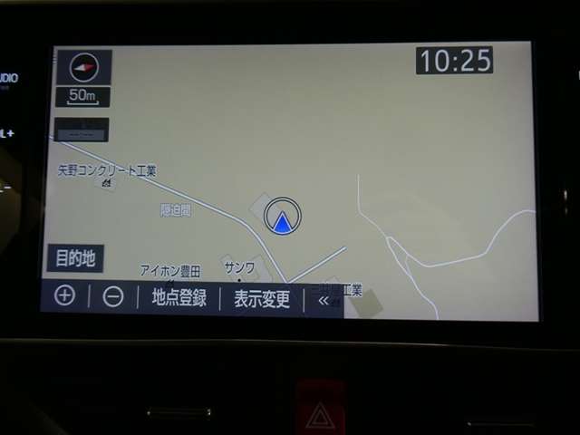 トヨタ純正の１０インチナビです。純正ナビは使い勝手が非常に優れております。