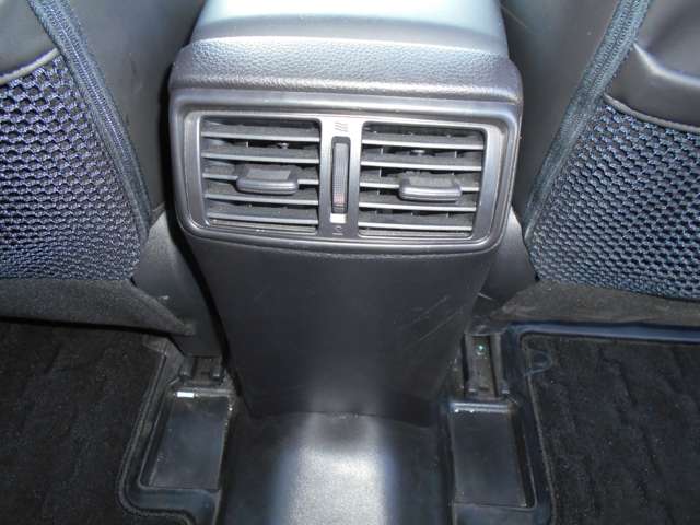 後席にもエアコンが届くようになっております。広い車内空間もしっかりと温度調整が可能です。