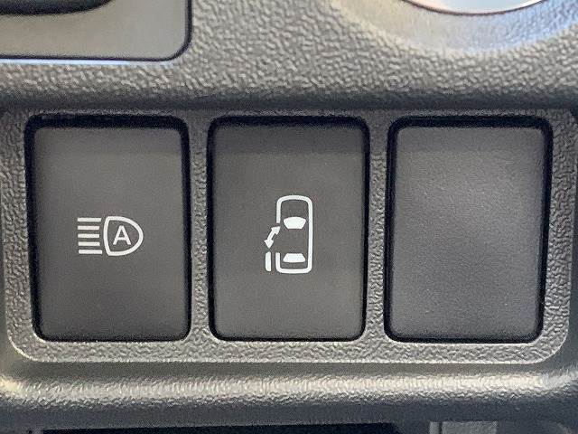 【電動スライドドア】運転席よりボタンひとつで開閉可能なスライドドアです。雨の日のお迎えの時など役立ちますね。