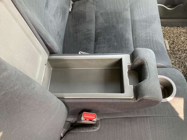 運転席と助手席の間にはコンソールがあり小物収納できます。起したら、フラットなシートになります