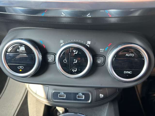 左右独立型オートエアコンなので、運転席側と助手席側で温度を変えることができ、快適な温度に調節可能です！