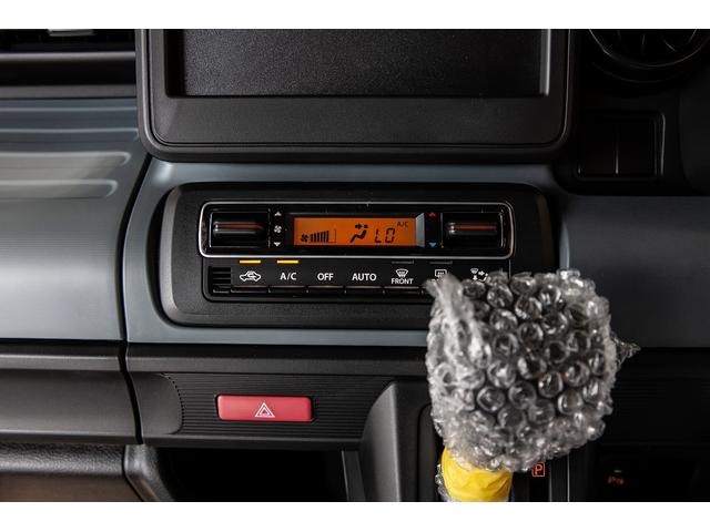車内の温度を一定に保つことができ、快適ドライブをアシストするフルオートエアコン．