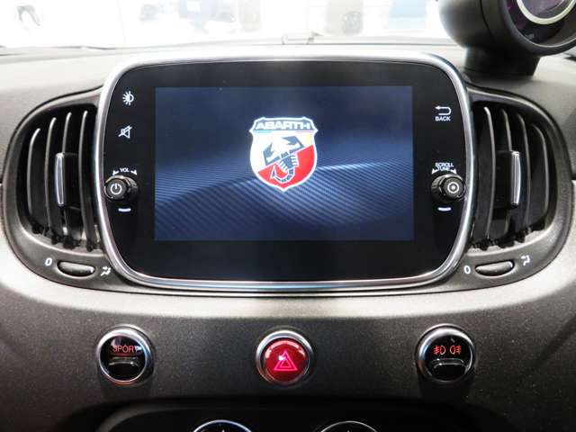 お持ちのスマートフォンが使える、Car Play＆Android Auto対応のU-Connectを搭載。そのままナビゲーション機能がご利用いただけます。
