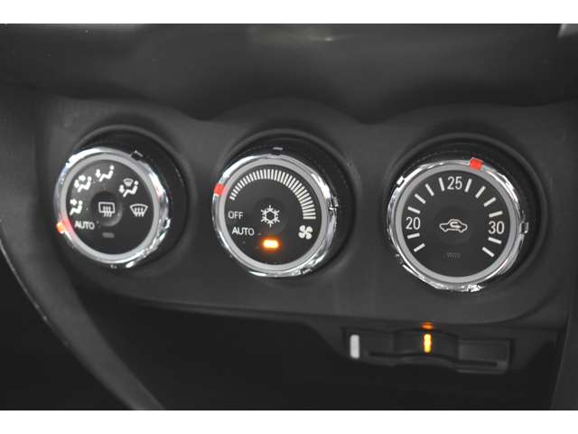 オートエアコンで車内を快適な温度に保ちます。