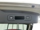 運転席にあるパワーテールゲートボタン、テールゲートハンドルやハンズフリー機能を使ってパワーテールゲートを自動で開閉することができます。