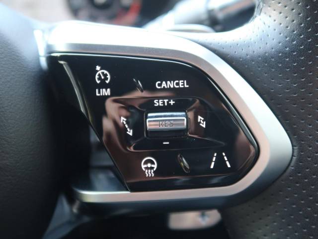 アダプティブクルーズコントロールはミリ波レーダー、ステレオカメラにより前方の車両の速度に合わせ安全な車間を保ち、先進のクルージングをサポート。安心・快適なドライブをサポートいたします。