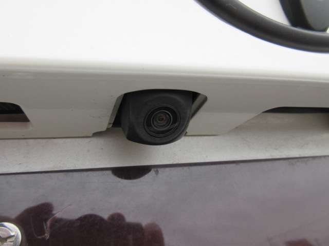 車庫入れ時や後退時に便利な「バックカメラ」が装備されているのでお得です。