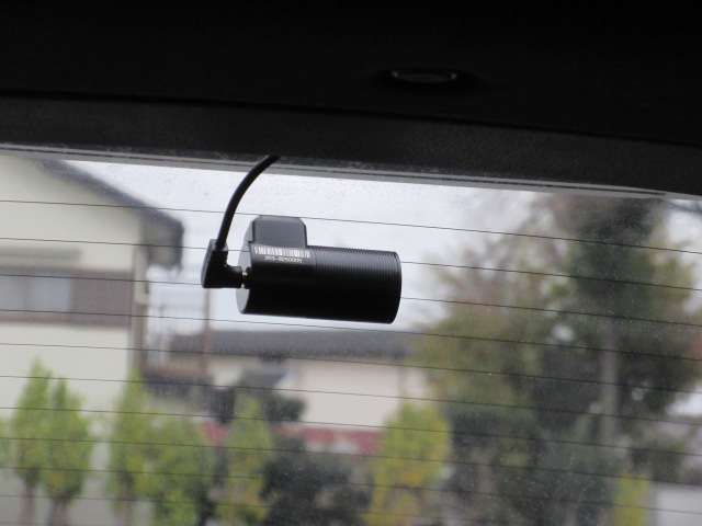 後方のドライブレコーダーはリアルタイムでルームミラーに映像が映し出されます