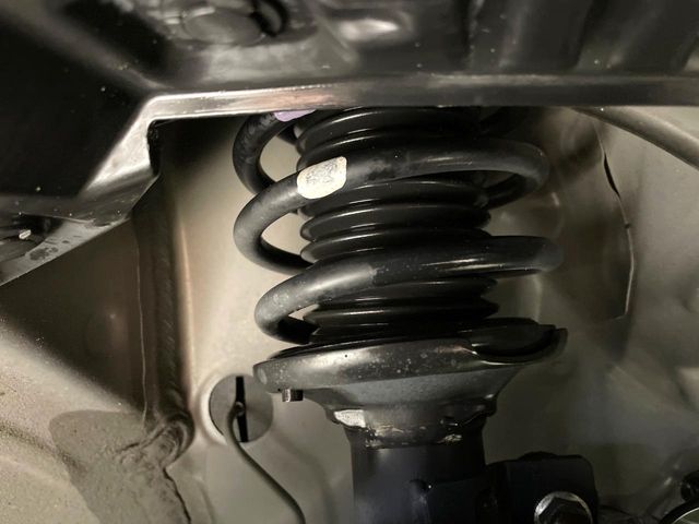 お車を安心してお乗りいただく為には、足回りの定期点検が欠かせません。サービスサポート（有償保証）では無料点検もご提供しており、安心のカーライフをお過ごしいただけるサポート体制が整っています。
