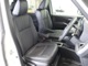 落ち着いた色合いで統一された室内。居心地の良い運転席がロングドライブをサポート。