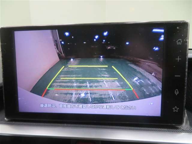 車両後方の映像を映すバックモニター。進路を確認しながら安全に車庫入れできます。
