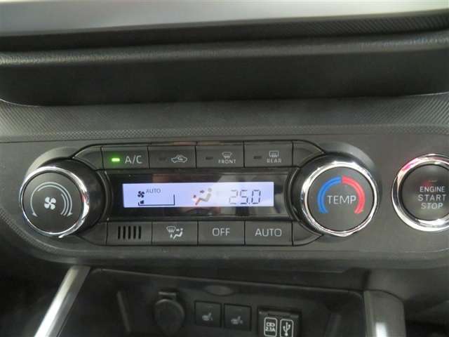 オートエアコン機能で、車内を自動的に、設定した温度に保ってくれます。
