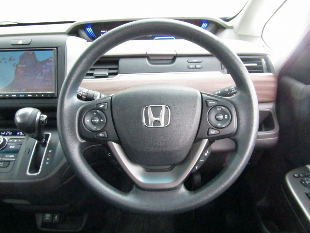 ステアリングには、左に安全性に優れた便利なリモートオーディオスイッチ。右には、Honda SENSINGと高速道路で威力を発揮するクルーズコントロールのスイッチが有ります。