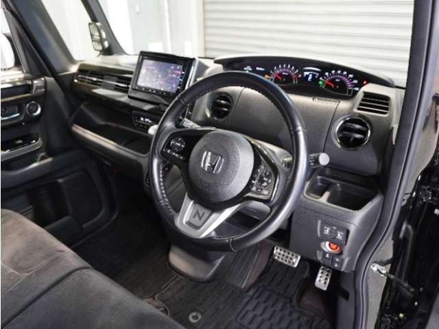 ◆視界広々で非常に運転しやすくロングドライブでも疲れを感じさせないすっきりとまとまったインパネ周りです。