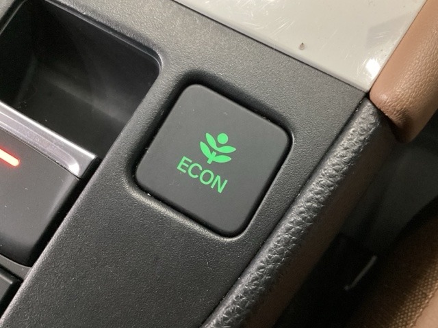 ★ＥＣＯＮスイッチ★　エコドライブを加速しよう！スイッチをＯＮにすると、運転の仕方によるロスを抑え込み燃費をよくするようクルマが頑張ります（＊＾ー＾＊）燃費向上にチャレンジ♪