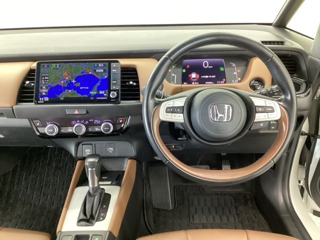 【ハンドル】運転にかかわる様々な操作を安全に行えるように視点移動が少なく操作性に配慮されたスイッチ類が凝縮されたコックピットです。