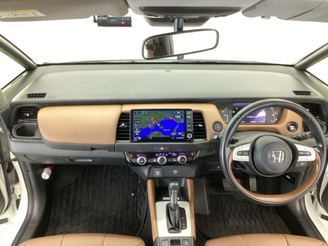 【前方視界】開放的な前方視界！運転がしやすく疲れにくいです♪窓が大きく、見通しがとっても良いおクルマですよ♪