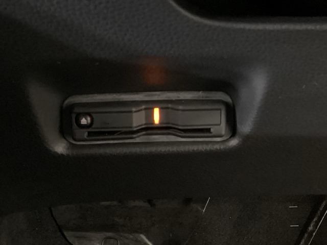 【ＥＴＣ車載器】もはや必須アイテムのETCを搭載！高速道路のご利用時にとても便利！わずらわしい料金所での現金支払いが不要となりスムーズに通過できます♪