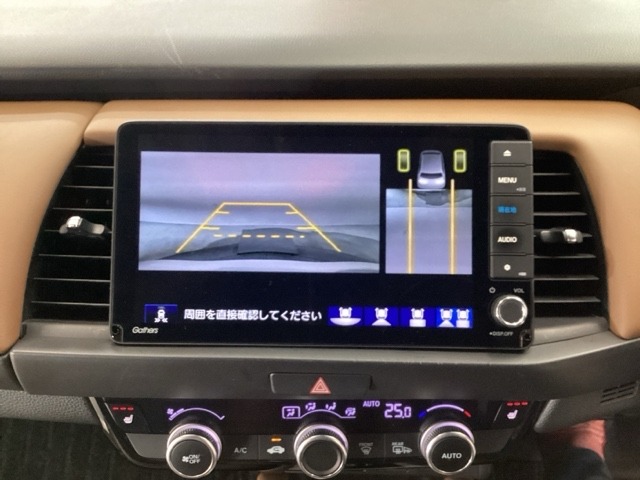 【バックカメラ】運転が苦手な方も車庫入れラクラクです！ギアをリバースに入れれば自動的に切り換わりますので、面倒な操作は不要です♪狭い駐車場もお車を傷つけず安心ですね！