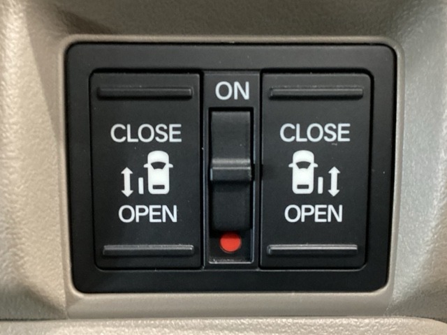 【両側パワースライドドア】両側がパワースライドドアになっており、運転席のスイッチやスマートキーでも開閉が可能です！開口部も広いので乗り降りも楽々♪