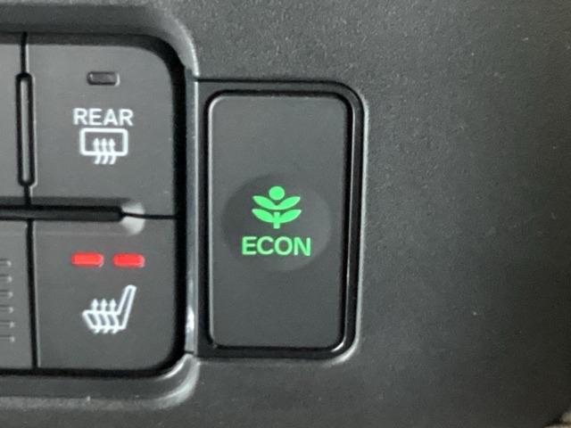 ★ＥＣＯＮスイッチ★ エコドライブを加速しよう！スイッチをＯＮにすると、運転の仕方によるロスを抑え込み燃費をよくするようクルマが頑張ります（＊＾ー＾＊）燃費向上にチャレンジ♪