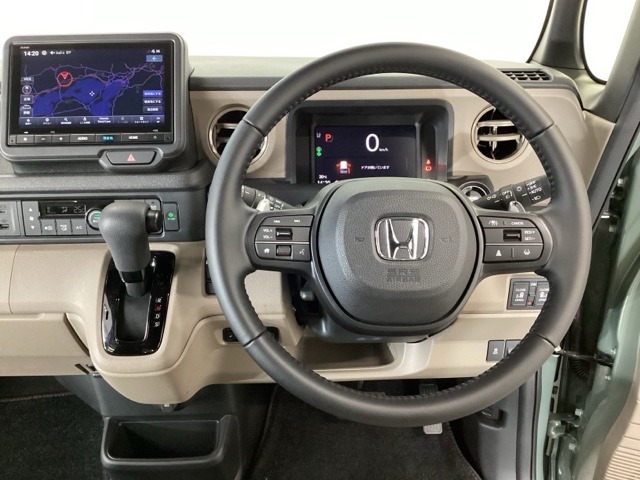 【ハンドル】運転にかかわる様々な操作を安全に行えるように視点移動が少なく操作性に配慮されたスイッチ類が凝縮されたコックピットです。