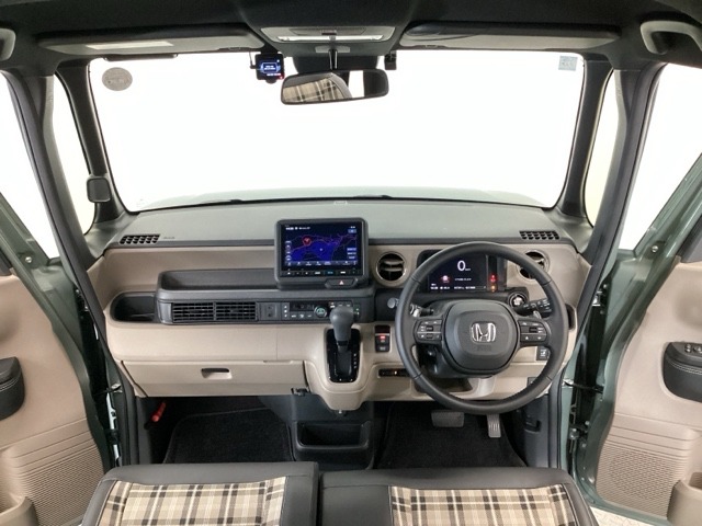 【前方視界】開放的な前方視界！運転がしやすく疲れにくいです♪窓が大きく、見通しがとっても良いおクルマですよ♪