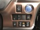 運転席側には各種操作スイッチが分かりやすくまとめて配置されています。