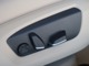 フロントシートのアジャストは電動で、運転席には、２人分のポジションを記憶可能な、メモリー機能を備えています。