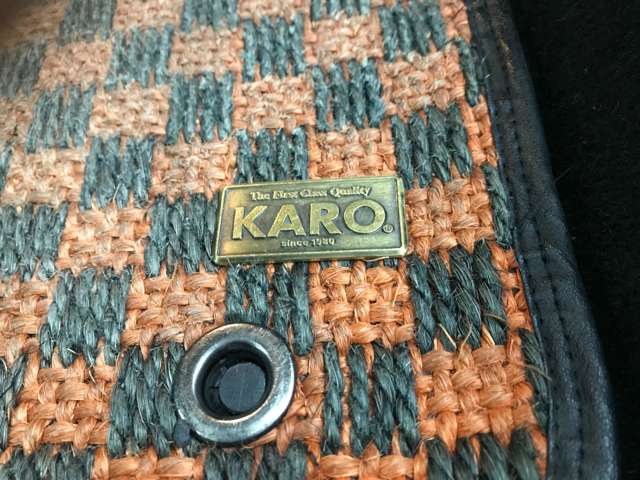 オシャレなチェック柄がトレードマークである名門ブランド-KARO-製のフロアーマット付です。
