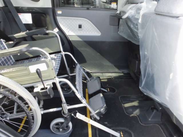 ２列目シートは脱着式で、取り外しができます。２列目シートを外すと、車いす利用者の膝前に大きなスペースができます。