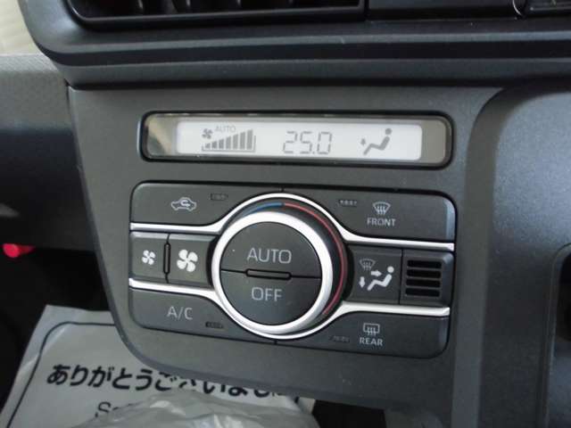 温度設定のみで車内を快適に保ってくれる、フルオートエアコンを装備しています。