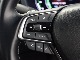 ハンドルにオーディオの操作ボタンがございます。視点を移さず、左手をハンドルから離す事なく放送局選びや曲飛ばし、ボリューム調整やモード切替が簡単にできるので運転に集中でき安全です。