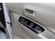 運転席側のドア内側です。ドアミラーの格納や角度調整やパワーウィンドーのスウィッチがコンパクトにまとまっています。