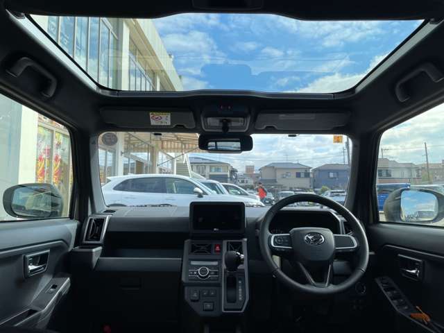 【スカイフィールトップ】解放感◎のガラス張り天井！車内に日光を取り入れ明るい雰囲気に☆天気の良い日のドライブが楽しくなりますよ！