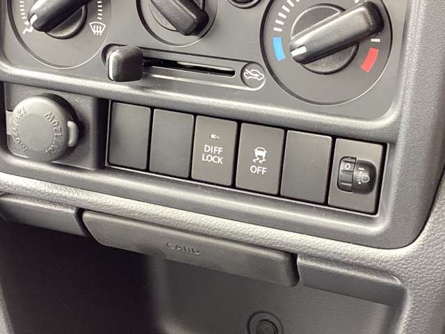 片輪が空転した場合にこのスイッチを押すことでもう一方のタイヤの駆動力に伝達！ぬかるみなどからの脱却を用意にするデフロックスイッチ！