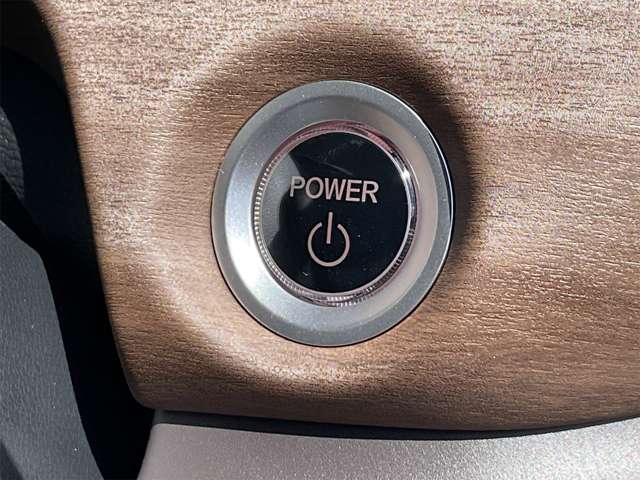 【プッシュスタート】キーを携帯しているだけで、エンジンの始動が可能な装備です。ボタン一つでエンジンを始動でき、鍵をとりだすわずらわしさから解放されます！